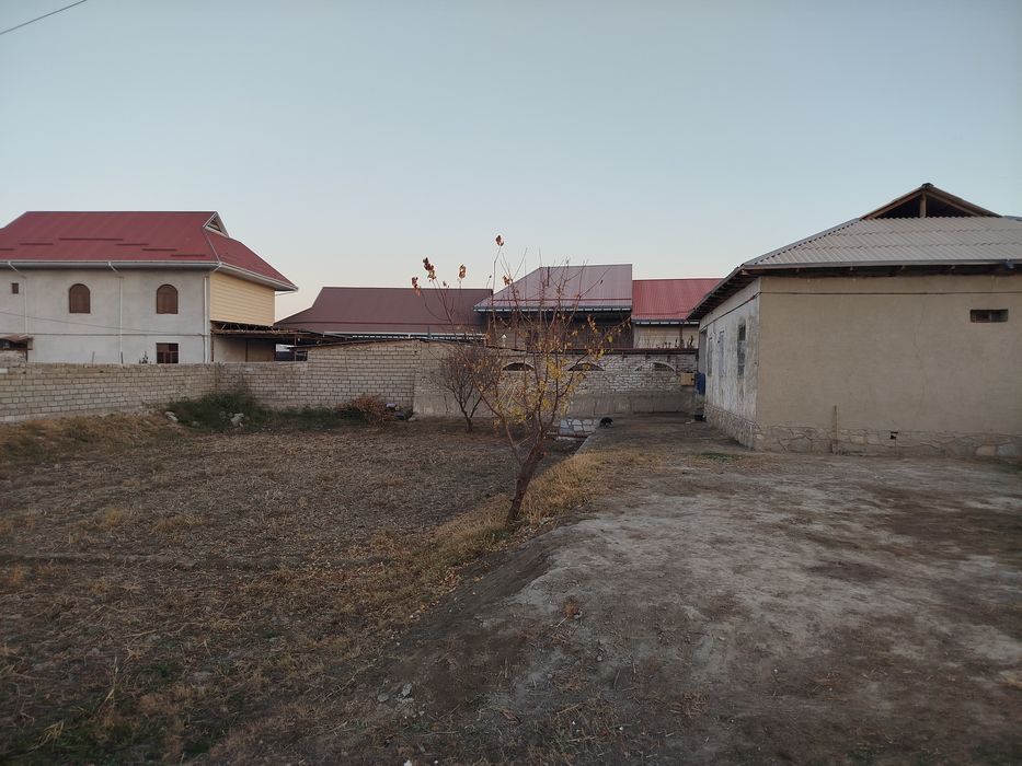 Beshrabot markazida hovli sotiladi 13 sotix. Qo'shimcha yer ham bor.