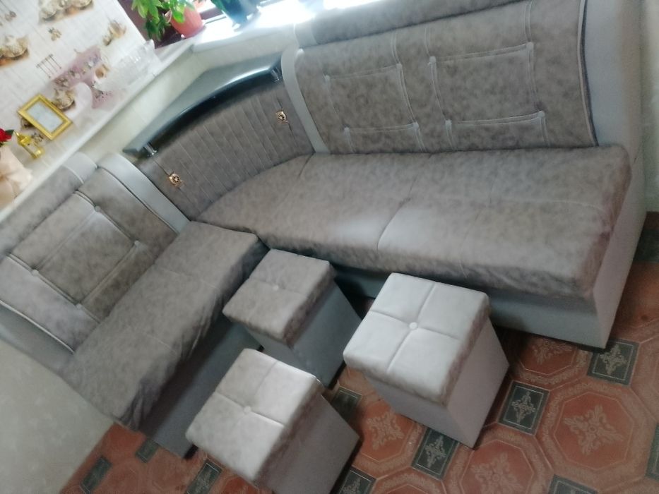 Ugolnik divan 3 ta pufigi bor