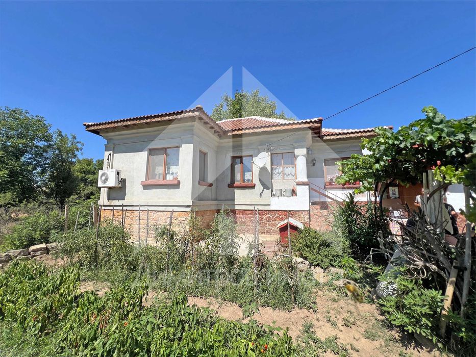 Продава еднофамилна, тухлена къща с 2 ДКА двор на 70 км от Варна.