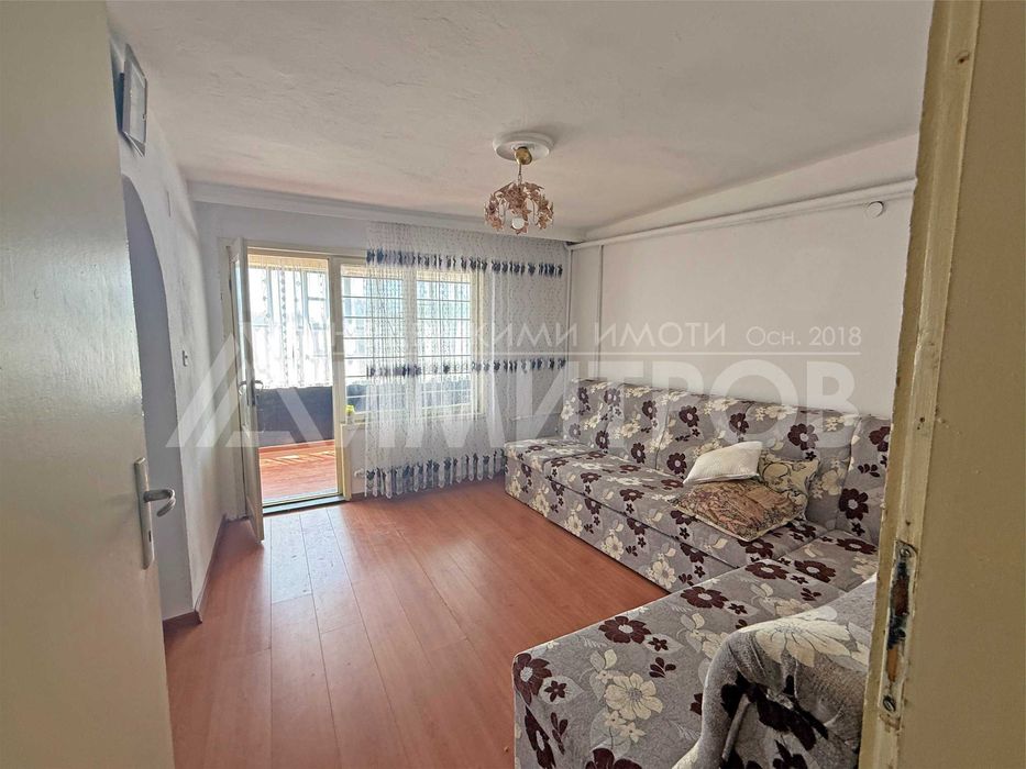 Продава триетажна вила с хубав, равен двор от 825 кв.м в с. Златна нива, обл. Шумен