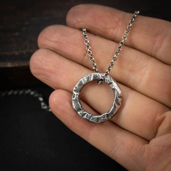 Сребърен медальон 925 „Кръг“ | Мъжки талисман за сила и баланс |