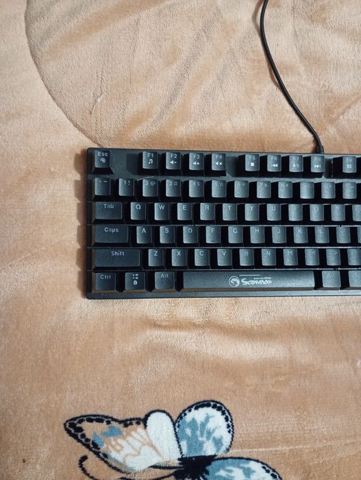 Vând tastatura mecanica scorpion KG 905