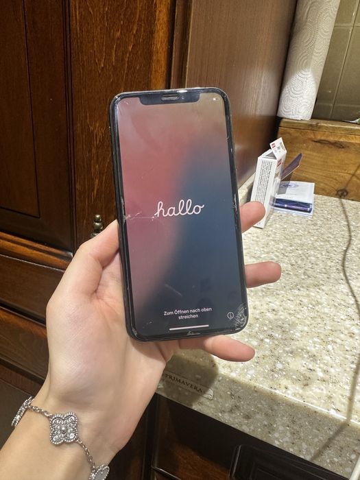 Продам айфон XS.