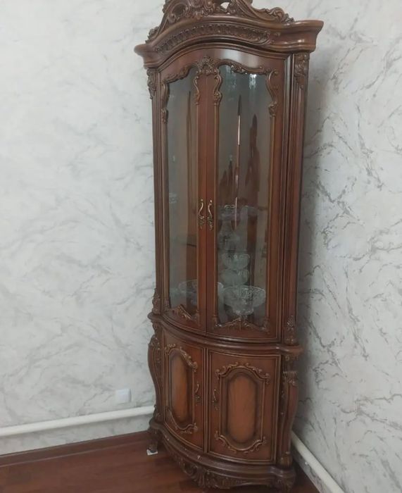 Продается комод , сервант и стол со стульями 7 шт