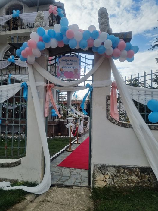 Червен килим и шатри