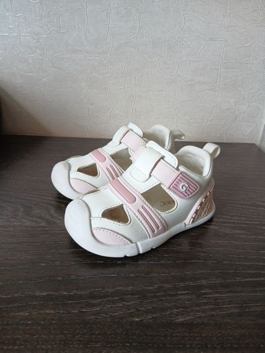 Продам сандали на девочку