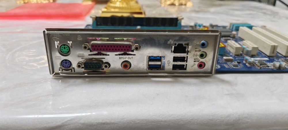 Продаю материнскую плату H61 от гигабайт у него есть turbo boost