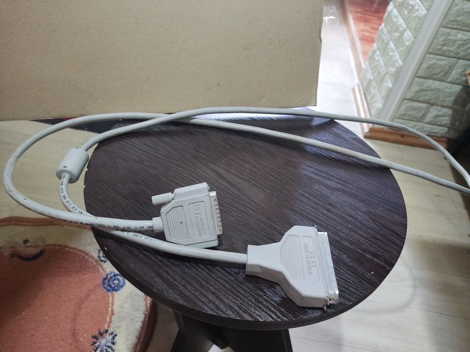 Кабели SCSI и интерфейсный для связи с компьютером