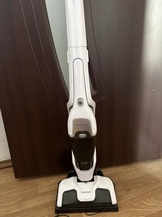 aspirator vertical 2 în 1 marca SilverCrest, modelul SHSS 18 B1.