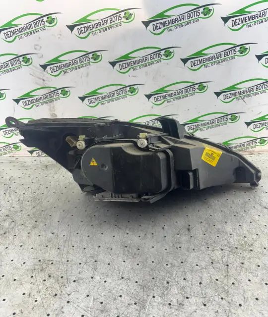 Far stanga cu Xenon Ford Focus 2001 1.6 MT (101 hp)