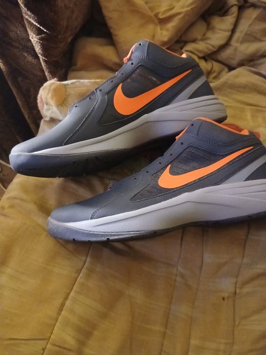 Vând pantofi sport