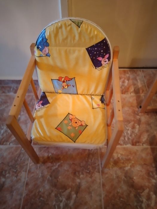 Детска,дървена масичка,столче и плот за хранене.