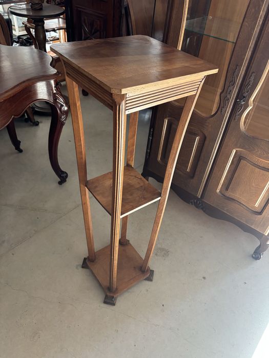 Дървен постамент