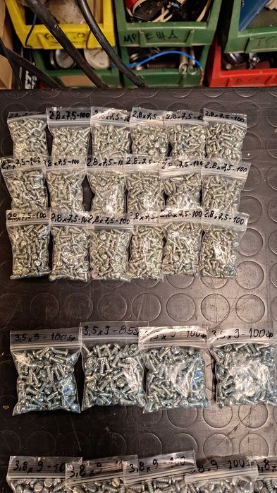 Крепежи, малки размери болтове, гайки, шайби