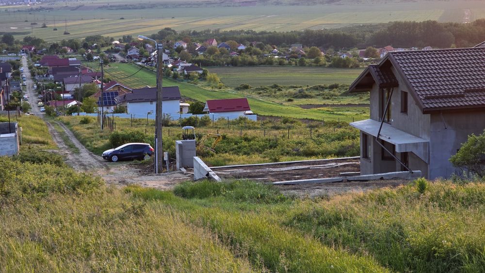 Teren intravilan cu privelişte superbă - Floreşti, DJ, curent 380V