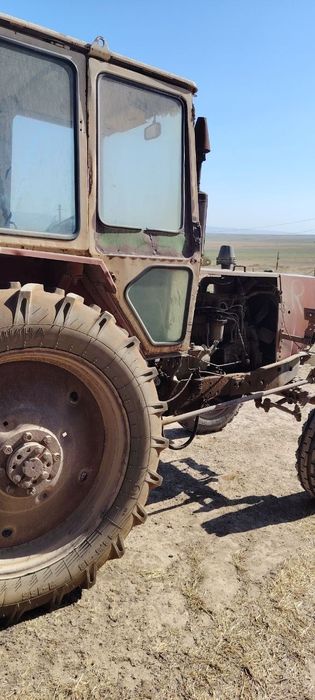 Traktor sotiladi