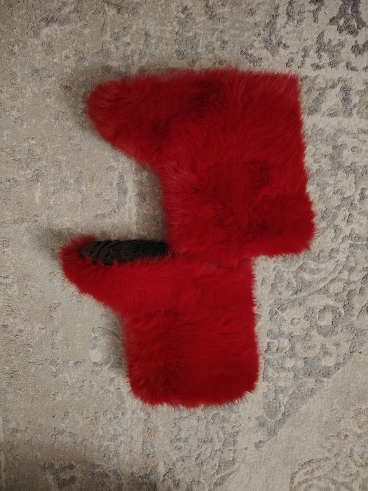 красные меховые сапоги