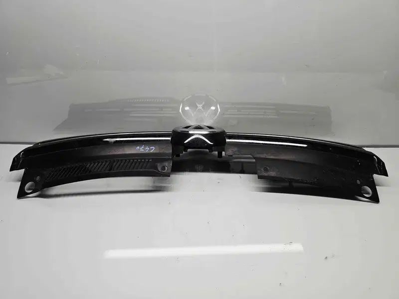 Grila bara fata Volkswagen Golf 6 (5K1) [Fabr 2009-2013] 5K0853653