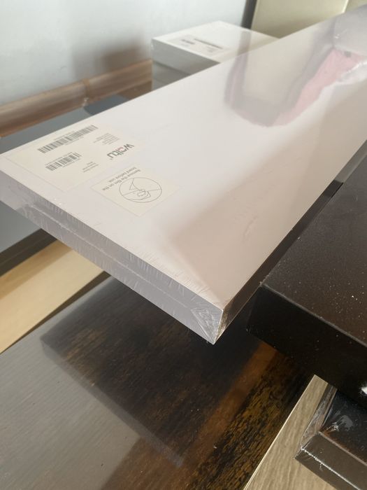 Големи стенни рафтове в различни цветове и размери