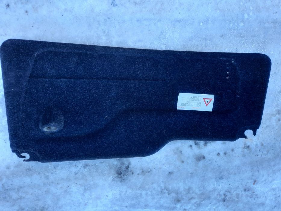 Продам обшивку от багажника задней двери