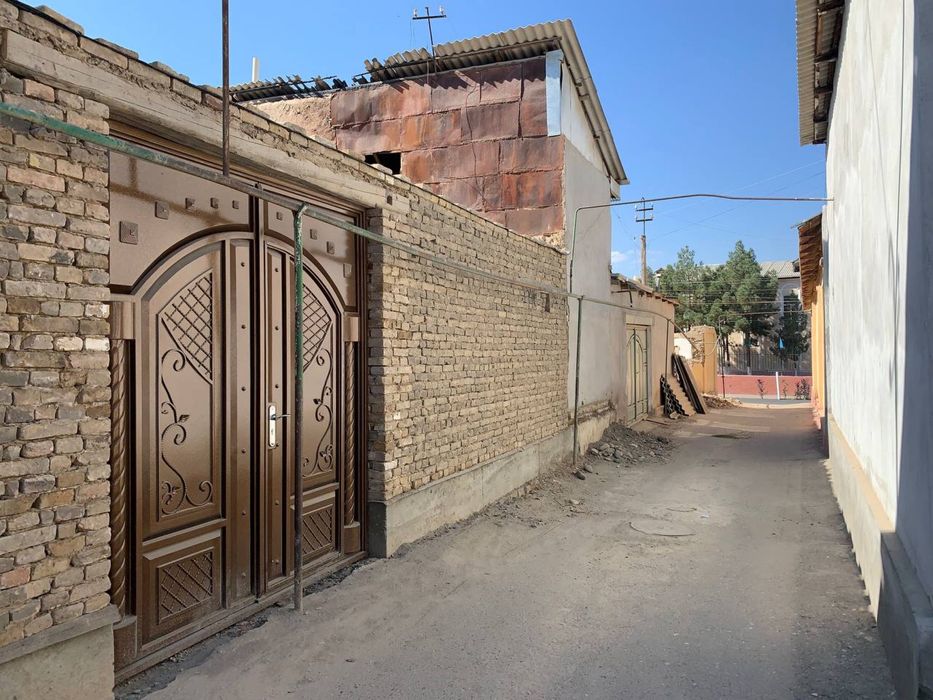 уй куришга жой,эски шахарда жойлашган