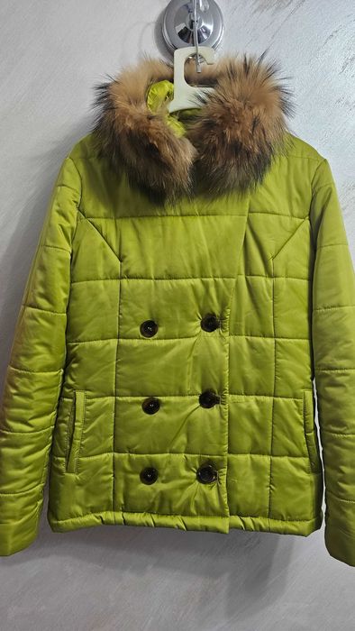 Продавам дамско шушляково яке с естествен косъм на яката на DANINI