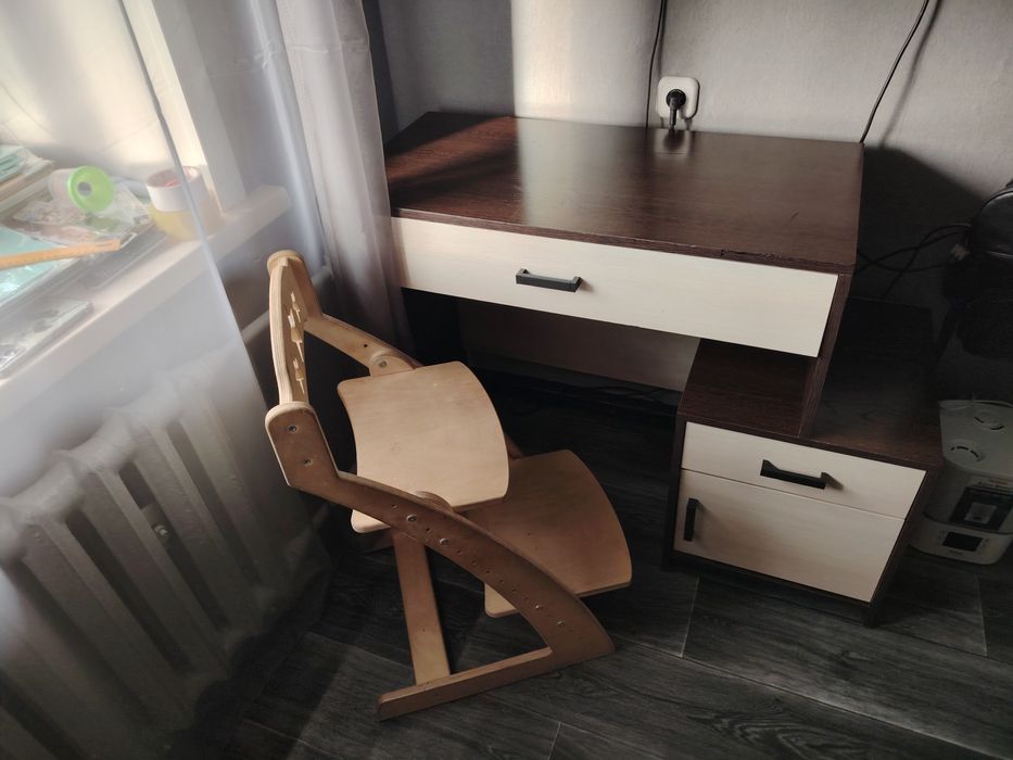 Продаю стол письменный со стулом