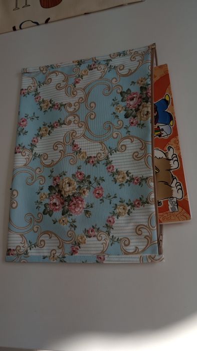 Текстилна папка за учебници или документи.