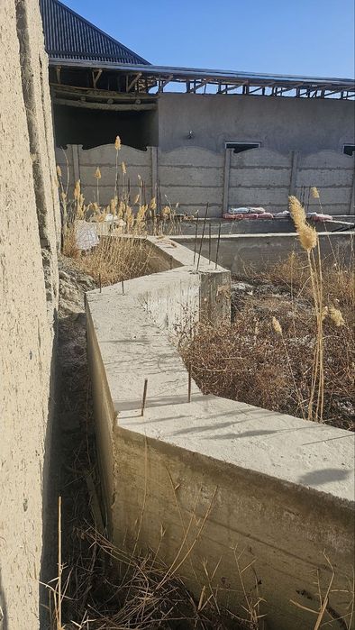 Qurilishi tugalanmagan.  Uchastka. Yeri. Sotiladi.