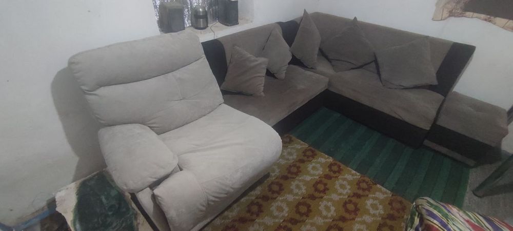 Уголок с пуфиками и падушками