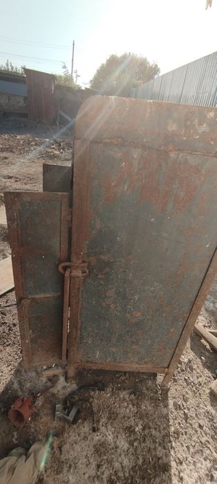 Сейф железный с замком