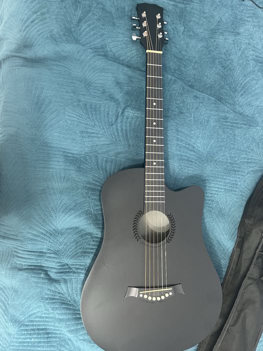 акустическая гитара.