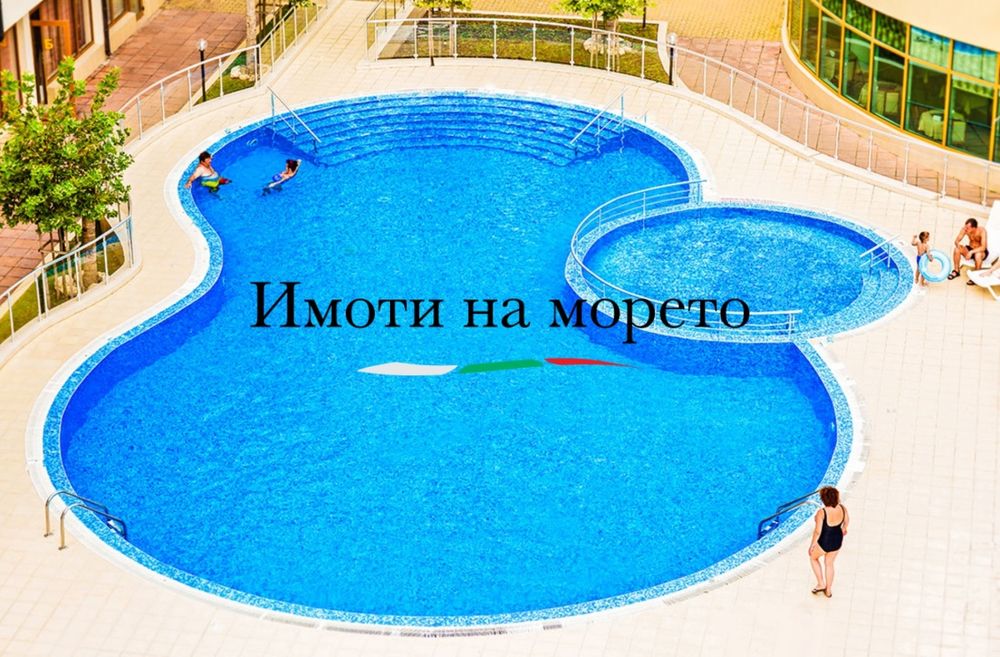 Продавам студио на партер пред басейна в затворен комплекс