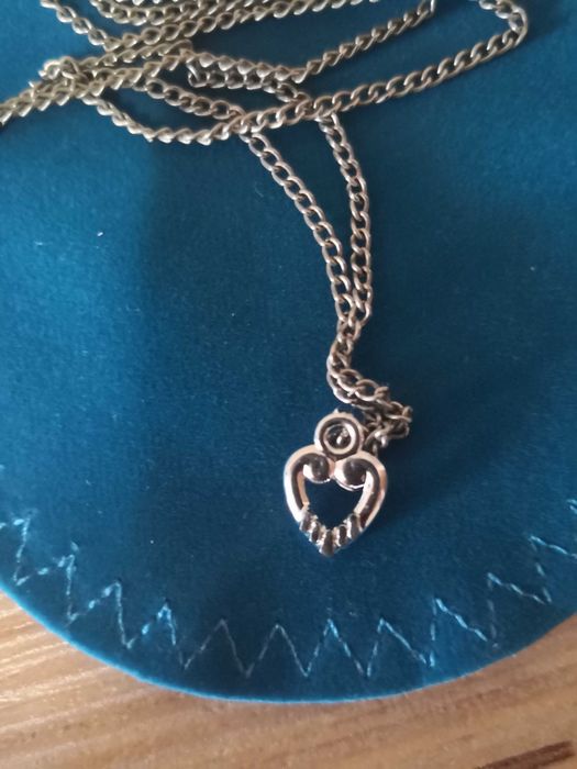 Продавам,

малък нежен сребърен, дамски, медальон с синджир-20лв.