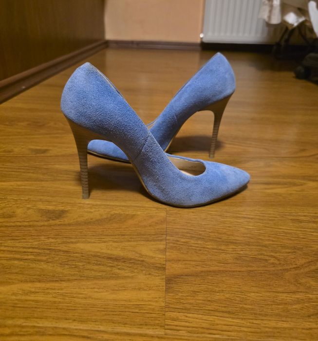 Vând pantofi albastru deschis din piele intoarsa