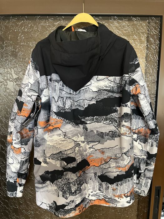 Продавам яке Quiksilver