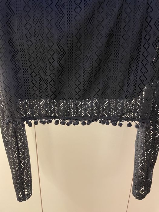 Rochie neagra cu ciucuri, model deosebit!