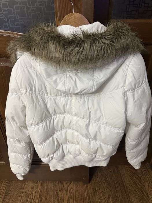 Geacă albă, moderna cu glugă cu blăniță, Clockhouse