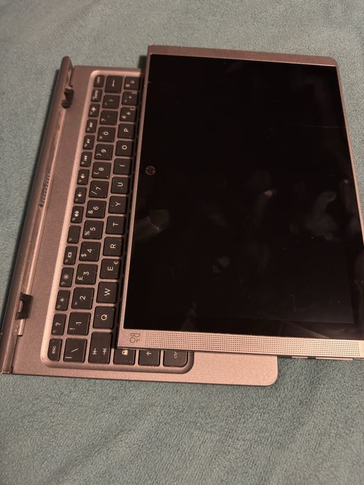 Caut dispay+ touchscreen  pentru Hp pavilion x2 detachable