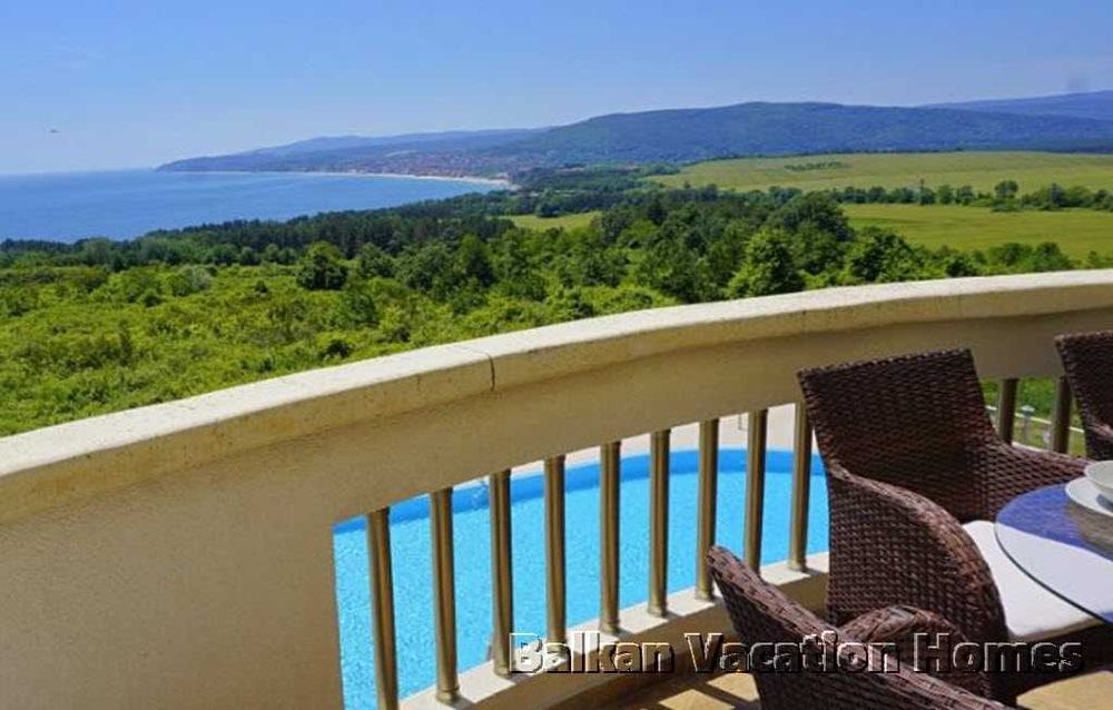 Тристаен апартамент в затворен комплекс в Бяла