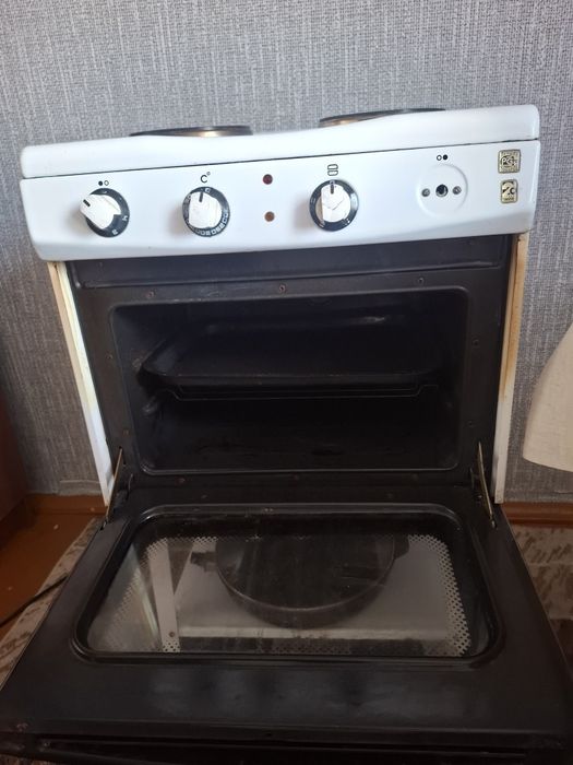 Продам электрическую плиту с духовкой