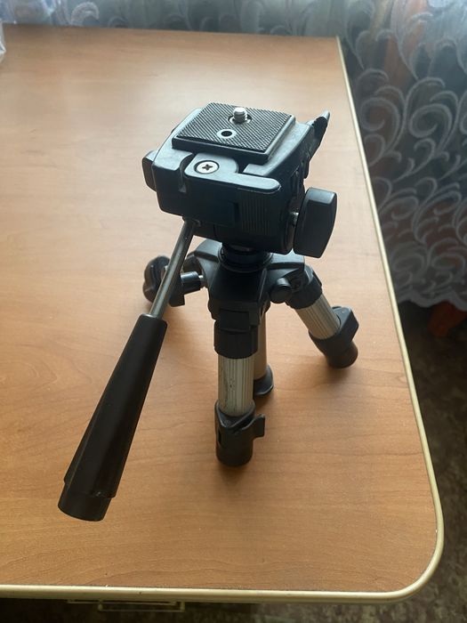 Штатив для видеокамеры