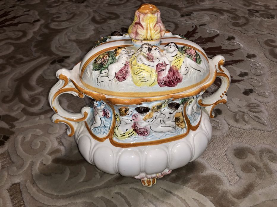 Vas din portelan cu capac bomboniera cu marcaj si semnatura