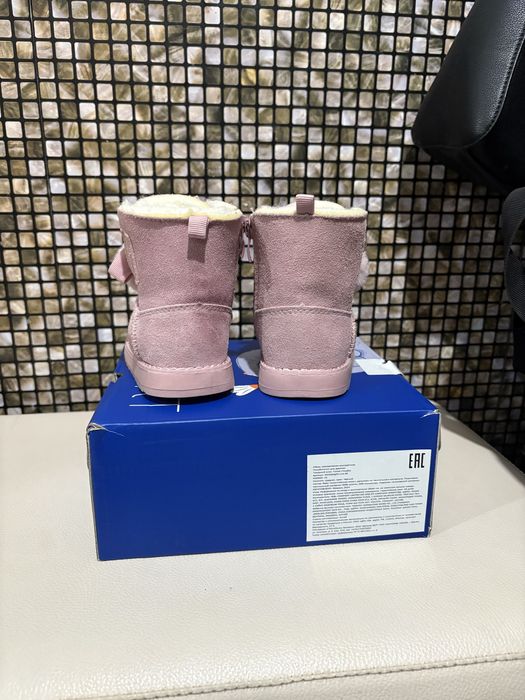 Продаю детскую обувь (угги)