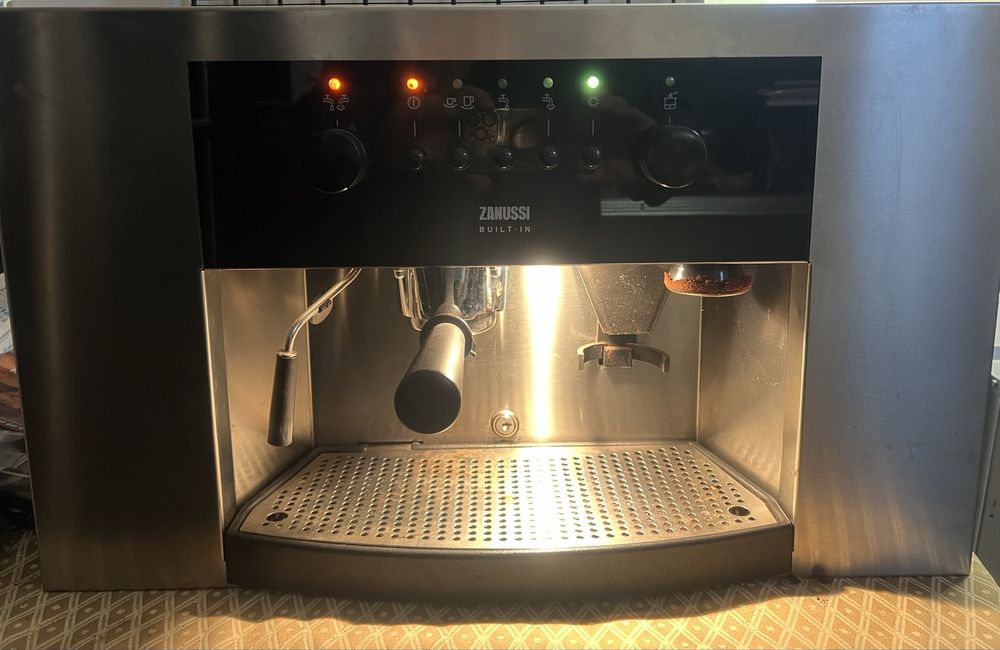 Vand aparat de cafea profesional Zanussi incorporabil stare buna