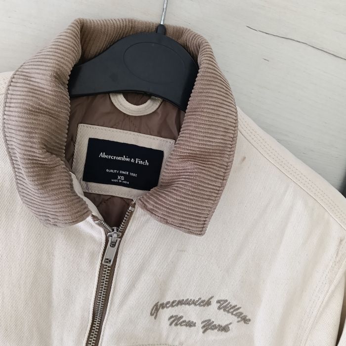 Jachetă originală Abercrombie & Fitch mărimea XS – Stil Bomber Bej cu guler raiat