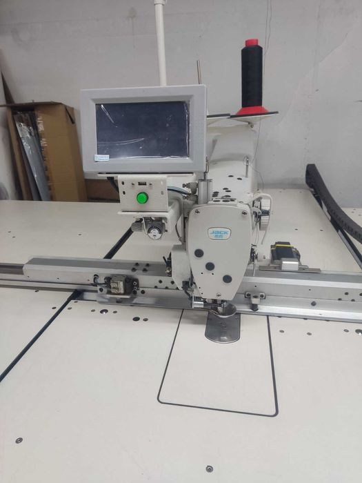 Шевна машина с програмируеми шевове и лазер за изрязване на кройки
