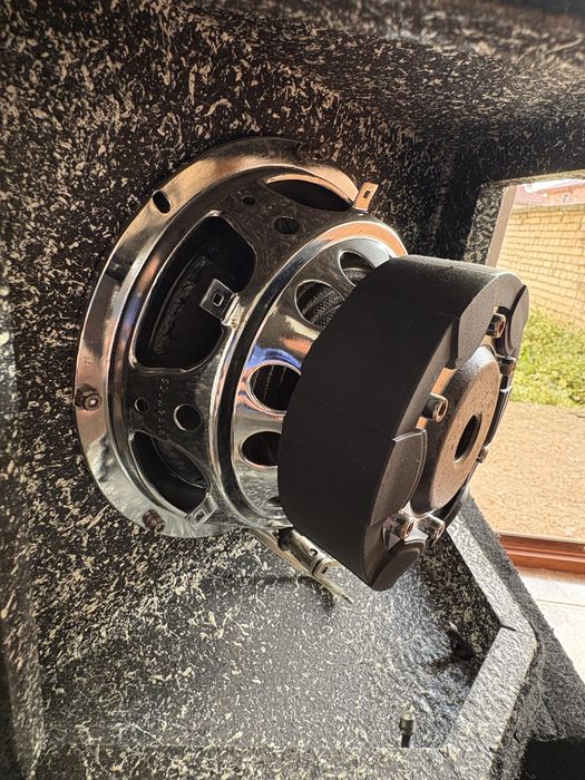 Продавам комплект Hifonics + JBL – усилвател + 2 бас каси