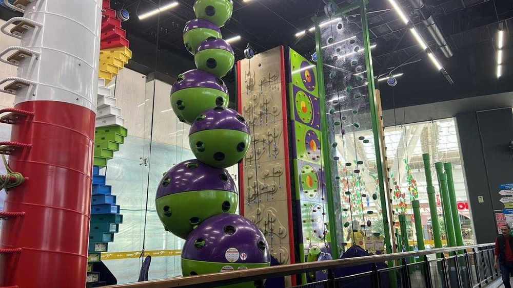 Скалодром бренда Clip n Climb