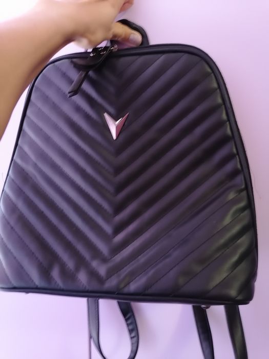 Раница 2в1-нова може да се носи и като чанта